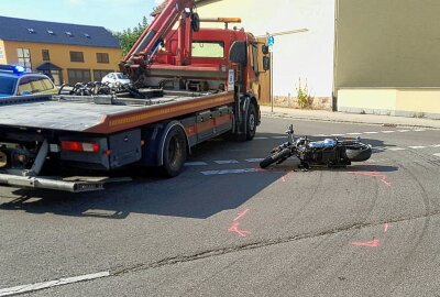 Update: Motorradfahrer schwer verletzt nach Crash mit PKW - Gegen 16 Uhr kam es an der Ecke Burgstädter Straße /Diethensdorfer Straße. in Claußnitz zu einem schweren Verkehrsunfall. Foto: Harry Härtel