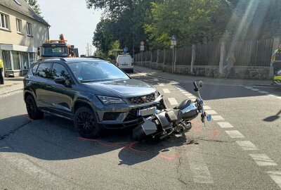 Update: Motorradfahrer schwer verletzt nach Crash mit PKW - Der Kradfahrer erlitt dabei schwere Verletzungen. Foto: Harry Härtel