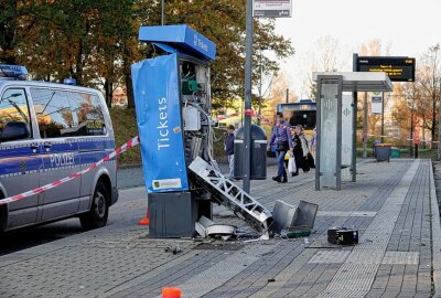 Update nach Vandalismus in der Nacht: Ticketautomat in Chemnitz gesprengt - Am Freitagmorgen war die Wendeschleife der Straßenbahnlinien 4 und 5, Hutholz, aufgrund eines Polizeieinsatzes gesperrt. Foto: Harry Härtel