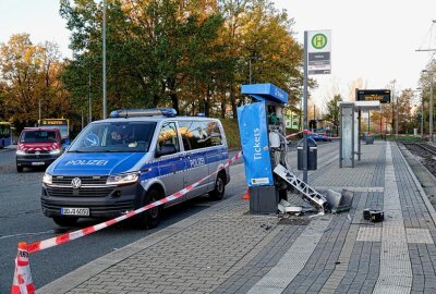 Update nach Vandalismus in der Nacht: Ticketautomat in Chemnitz gesprengt - Am Freitagmorgen war die Wendeschleife der Straßenbahnlinien 4 und 5, Hutholz, aufgrund eines Polizeieinsatzes gesperrt. Foto: Harry Härtel