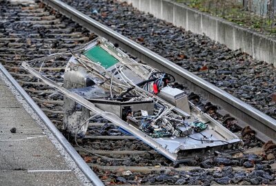 Update nach Vandalismus in der Nacht: Ticketautomat in Chemnitz gesprengt - Am Freitagmorgen war die Wendeschleife der Straßenbahnlinien 4 und 5, Hutholz, aufgrund eines Polizeieinsatzes gesperrt. Foto: Harry Härtel