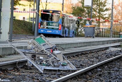 Update nach Vandalismus in der Nacht: Ticketautomat in Chemnitz gesprengt - Am Automat entstand ein Schaden von mindestens 30 000 Euro. Der Stehlschaden ist noch unbekannt.  Foto: Harry Härtel