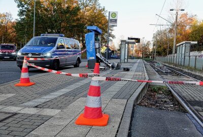 Update nach Vandalismus in der Nacht: Ticketautomat in Chemnitz gesprengt - Am Automat entstand ein Schaden von mindestens 30 000 Euro. Der Stehlschaden ist noch unbekannt.  Foto: Harry Härtel