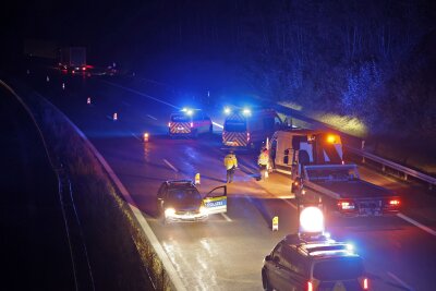 Update nach Vollsperrung auf der A4: Transporter prallt auf Sattelzug - Verkehrsbehinderungen nach Unfall auf der Autobahn.