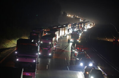 Update nach Vollsperrung auf der A4: Transporter prallt auf Sattelzug - Verkehrsbehinderungen auf der A4: Zeitweise Sperrung der Richtungsfahrbahn Richtung Dresden.