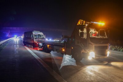 Update nach Vollsperrung auf der A4: Transporter prallt auf Sattelzug - Fahrer des Transporters verletzt: Rettungsdienste im Einsatz.