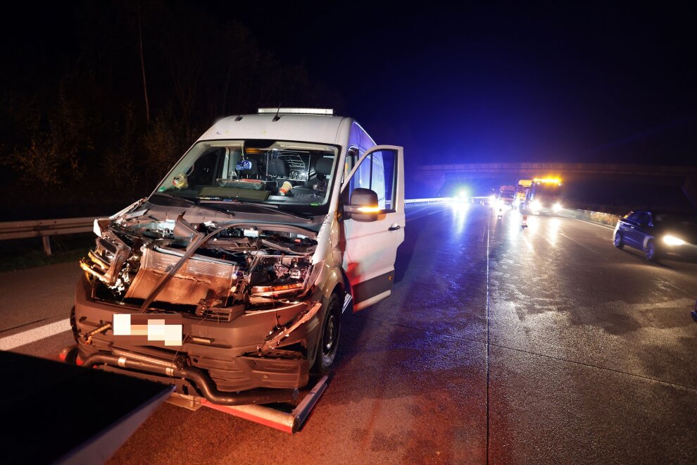 Update nach Vollsperrung auf der A4: Transporter prallt auf Sattelzug - Reinigungsarbeiten auf der A4: Gefahr durch auslaufende Betriebsmittel.