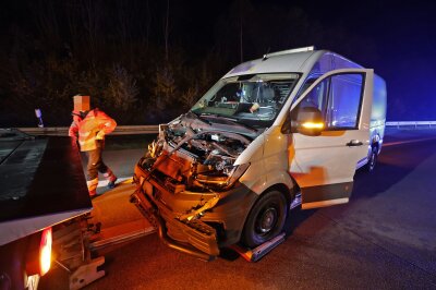 Update nach Vollsperrung auf der A4: Transporter prallt auf Sattelzug - Richtungsfahrbahn zeitweise voll gesperrt.