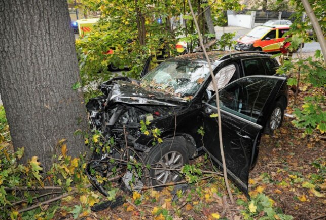 Update: PKW-Fahrer Stirbt Nach Schwerem Unfall In Dresden