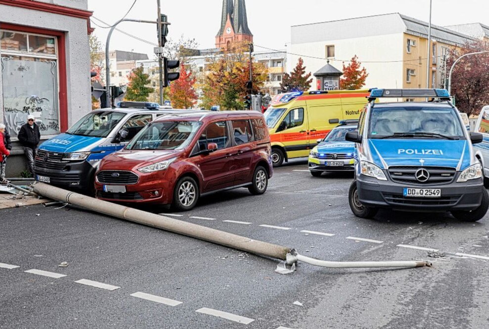 Update: Polizei rammt Straßenlaterne während Einsatz - Drei Verletzte - Am Dienstag wurde die Polizei auf den Sonnenberg zu einem Einsatz gerufen. Foto: Harry Härtel