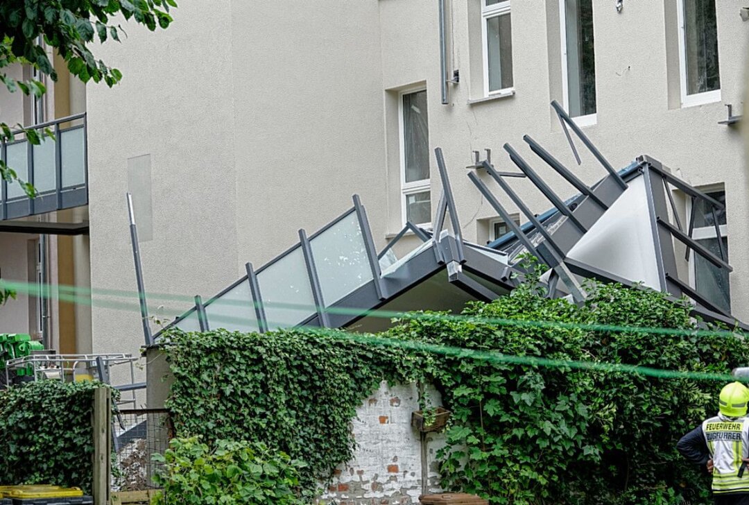 Update: Schock in Chemnitz - Balkon stürzt in die Tiefe - In Chemnitz kam es am Freitagmittag zu einem Balkonabsturz. Foto: ChemPic