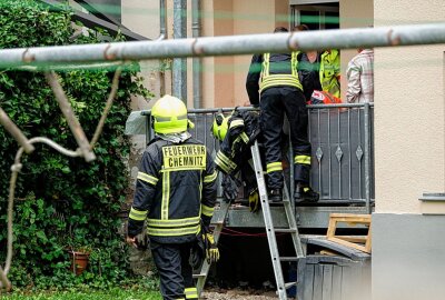 Update: Schock in Chemnitz - Balkon stürzt in die Tiefe - In Chemnitz kam es am Freitagmittag zu einem Balkonabsturz. Foto: ChemPic