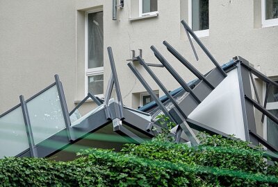 Update: Schock in Chemnitz - Balkon stürzt in die Tiefe - In Chemnitz kam es am Freitagmittag zu einem Balkonabsturz. Foto: ChemPic