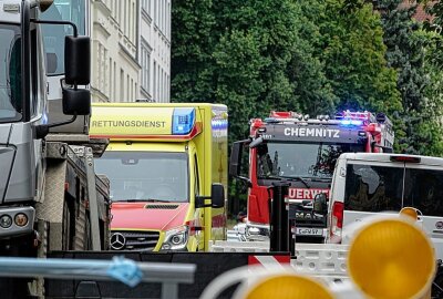 Update: Schock in Chemnitz - Balkon stürzt in die Tiefe - In Chemnitz kam es am Freitagmittag zu einem Balkonabsturz. Foto: ChemPic