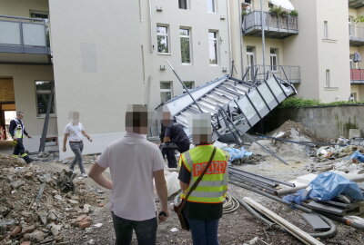 Update: Schock in Chemnitz - Balkon stürzt in die Tiefe - In Chemnitz kam es am Freitagmittag zu einem Balkonabsturz. Foto: ChemPic