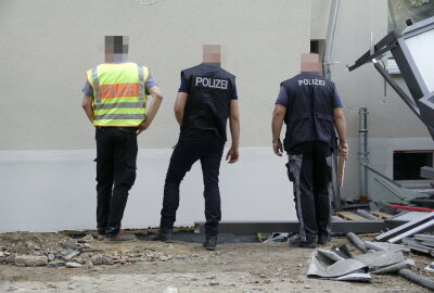 Update: Schock in Chemnitz - Balkon stürzt in die Tiefe - In Chemnitz kam es am Freitagmittag zu einem Balkonabsturz. Foto: ChemPic