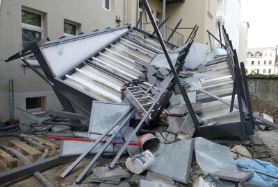 Update: Schock in Chemnitz - Balkon stürzt in die Tiefe - In Chemnitz kam es am Freitagmittag zu einem Balkonabsturz. Foto: ChemPic