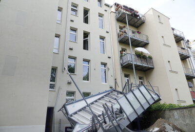 Update: Schock in Chemnitz - Balkon stürzt in die Tiefe - In Chemnitz kam es am Freitagmittag zu einem Balkonabsturz. Foto: ChemPic