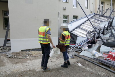 Update: Schock in Chemnitz - Balkon stürzt in die Tiefe - In Chemnitz kam es am Freitagmittag zu einem Balkonabsturz. Foto: ChemPic