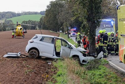 Update: Schwer verletzte Person nach Kollision mit Baum in Niederlungwitz - Ein schwerer Verkehrsunfall in Niederlungwitz. Foto: Andreas Kretschel