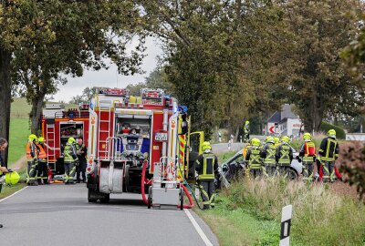 Update: Schwer verletzte Person nach Kollision mit Baum in Niederlungwitz - Mehrere Rettungskräfte im Einsatz. Foto: Andreas Kretschel