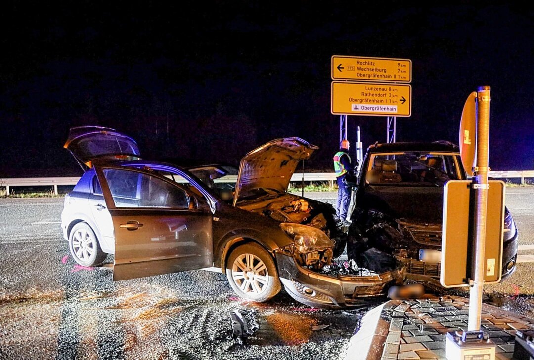 Update: Schwerer Kreuzungscrash in Penig nahe A72: Mehrere Personen verletzt - Nahe der A72 kam es zu einem schweren Verkehrsunfall. Foto: Erik Hofmann