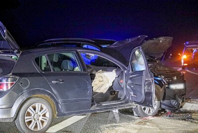 Update: Schwerer Kreuzungscrash in Penig nahe A72: Mehrere Personen verletzt - Die Straße musste gesperrt werden. Foto: Erik Hoffmann