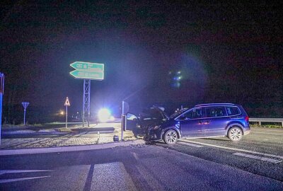 Update: Schwerer Kreuzungscrash in Penig nahe A72: Mehrere Personen verletzt - Die Straßensperrung sorgte für Verkehrsbehinderungen. Foto: Erik Hoffmann