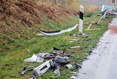 Update: Schwerer Unfall auf A4 bei Wüstenbrand - 37.000 Euro Sachschaden - Auf der Fahrbahn liegen Trümmerteile herum. Foto: Erik Hofmann