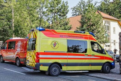 Update: Schwerer Unfall in Oberlungwitz: Person unter Fahrzeug eingeklemmt - Rettungskräfte arbeiten am Einsatzort in Oberlungwitz, nachdem eine Person unter einem Fahrzeug eingeklemmt wurde. Foto: Andreas Kretschel