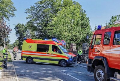 Update: Schwerer Unfall in Oberlungwitz: Person unter Fahrzeug eingeklemmt - Rettungskräfte arbeiten am Einsatzort in Oberlungwitz, nachdem eine Person unter einem Fahrzeug eingeklemmt wurde. Foto: Andreas Kretschel