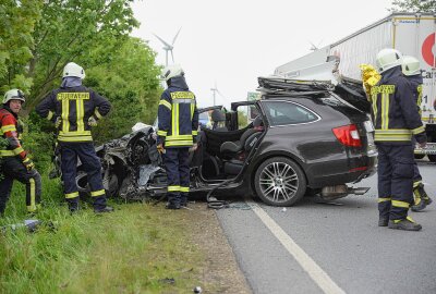 Update: Schwerer Unfall in Reichenbach - Kleinkinder an Bord - Zu einem schweren Unfall kam es am Dienstagmittag kurz nach 11 Uhr auf der Bundesstraße 6 bei Reichenbach/O.L. Foto: xcitepress/Thomas Baier