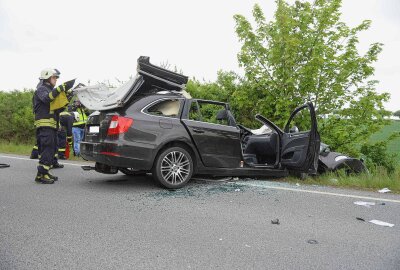 Update: Schwerer Unfall in Reichenbach - Kleinkinder an Bord - Zu einem schweren Unfall kam es am Dienstagmittag kurz nach 11 Uhr auf der Bundesstraße 6 bei Reichenbach/O.L. Foto: xcitepress/Thomas Baier