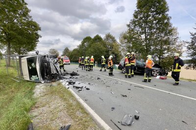 Update: Schwerer Verkehrsunfall auf Autobahnzubringer S255 in Aue - Am Sonntagnachmittag ereignete sich ein schwerer Verkehrsunfall gegen 17.20 Uhr auf dem Autobahnzubringer S255 in Hartenstein.Foto: Daniel Unger