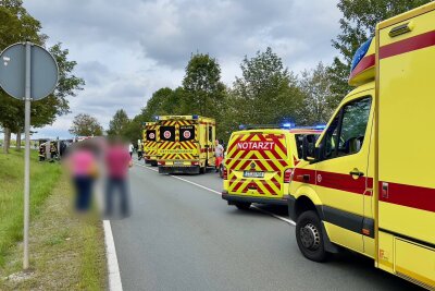 Update: Schwerer Verkehrsunfall auf Autobahnzubringer S255 in Aue - Am Sonntagnachmittag ereignete sich ein schwerer Verkehrsunfall gegen 17.20 Uhr auf dem Autobahnzubringer S255 in Hartenstein.Foto: Daniel Unger