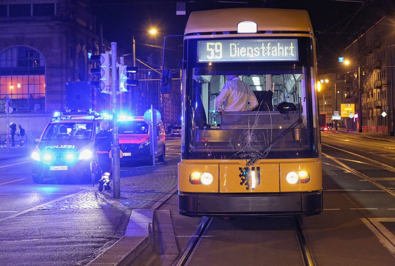 Update: Schwerer Verkehrsunfall In Dresden: Fußgängerin Von Straßenbahn ...