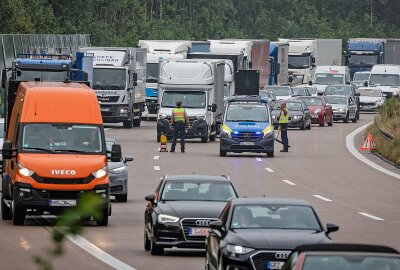 Update: Stau nach Unfall auf der A4 - PKW kollidiert mit Leitplanke - Der Fahrer eines BMWs ist mit der Mittelleitplanke kollidiert. Foto: Andreas Kretschel