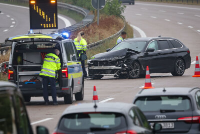 Update: Stau nach Unfall auf der A4 - PKW kollidiert mit Leitplanke - Auf der A4 kam es am Mittwochmorgen zu einem Verkehrsunfall. Foto: Andreas Kretschel