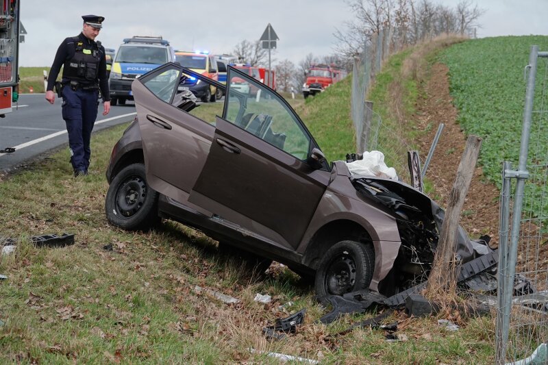 Update: Tödlicher Unfall Auf B101: Fahrer Im PKW Eingeklemmt