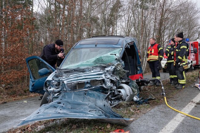 Update: Tödlicher Unfall Auf B101: Fahrer Im PKW Eingeklemmt