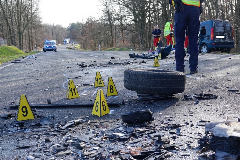 Update: Tödlicher Unfall Auf B101: Fahrer Im PKW Eingeklemmt