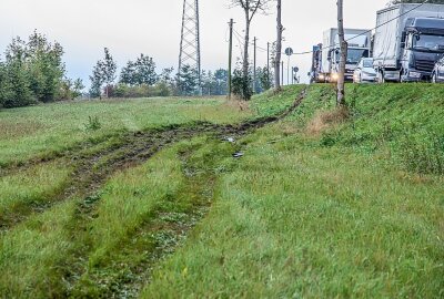 Update: Tödlicher Verkehrsunfall im Vogtland - LKW kommt von Fahrbahn ab - Auf der B94 hat sich am Mittwochmorgen gegen 7 Uhr ein Verkehrsunfall mit einem LKW ereignet. Foto: Andre März