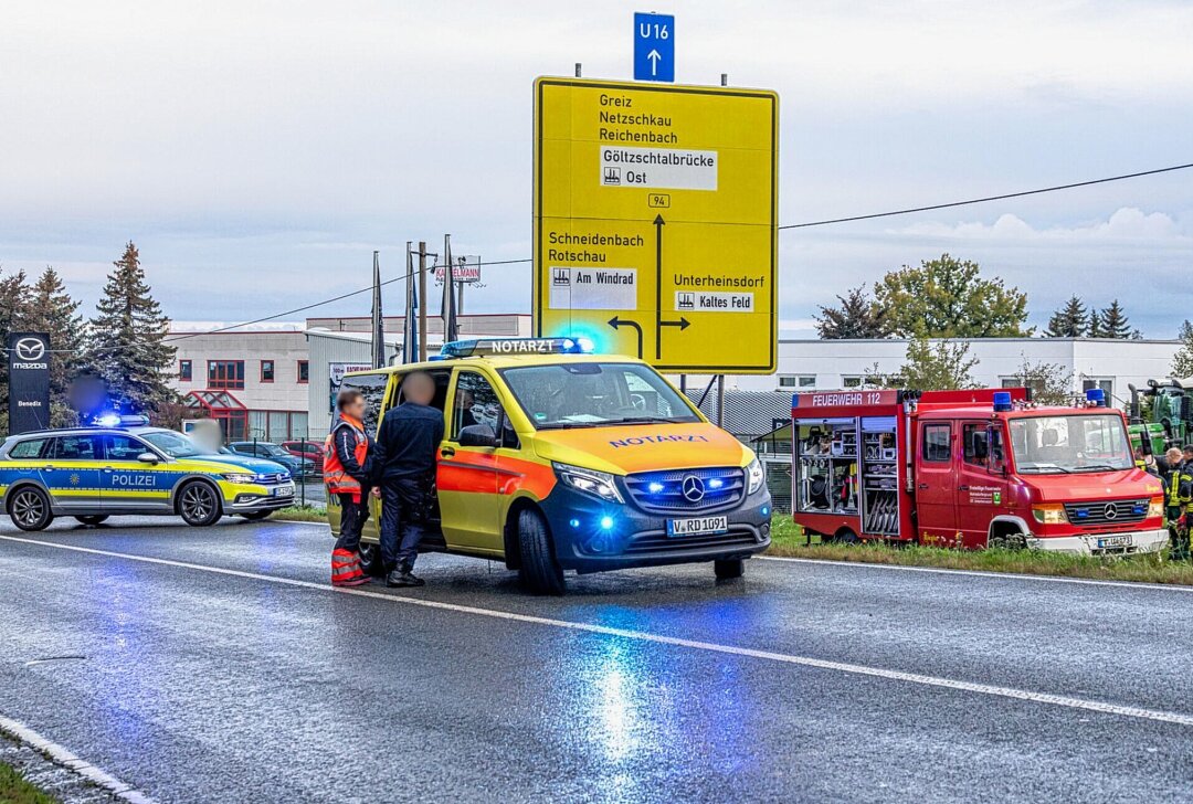 Update: Tödlicher Verkehrsunfall im Vogtland - LKW kommt von Fahrbahn ab - Wie die Polizeidirektion Zwickau gegenüber BLICK.de mitteilte, war der Fahrerauf der Bundesstraße 94 aus Richtung Lengenfeld kommend, in Richtung Reichenbach unterwegs, als er in einer Linkskurve nach rechts von der Fahrbahn abkam. Foto: Andre März