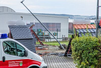 Update: Tödlicher Verkehrsunfall im Vogtland - LKW kommt von Fahrbahn ab - Umgehend eilten Rettungskräfte wie Feuerwehr, Rettungsdienst, Notarzt und die Polizei zum Unfallort. Foto: Andre März