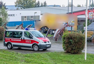 Update: Tödlicher Verkehrsunfall im Vogtland - LKW kommt von Fahrbahn ab - Bei Ankunft er ersten Rettungskräfte, war der Fahrer noch im LKW. Ein herbeigerufener Notarzt konnte nur den Tod des Fahrers feststellen. Foto: Andre März