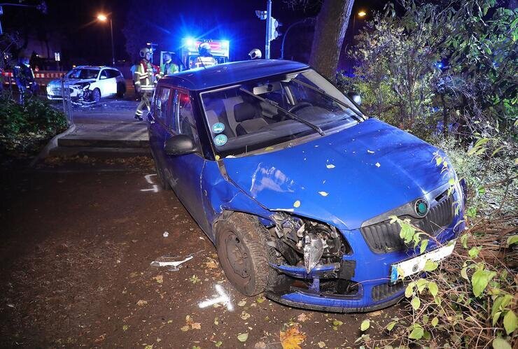 Update: Trunkenheitsfahrt endet mit Crash - Verletztes Kind - Am Samstagabend kam es gegen 20 Uhr auf der Kreuzung Rehefelder Straße/Wurzener Straße zu einem Verkehrsunfall.