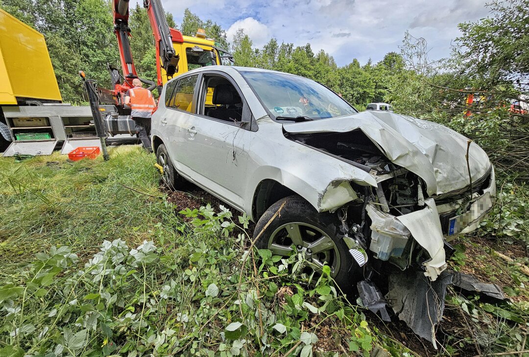 Update: Unfall auf A72 mit Vollsperrung nach Abkommen von der Fahrbahn - Am Sonntagmittag kam es auf der A72 bei Reichenbach zu einem Unfall eines PKW. Foto: Mike Müller
