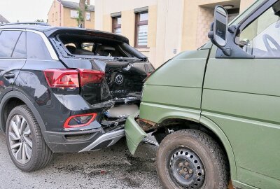 Update: Unfall auf Hauptstraße - Drei Verletzte nach Zusammenstoß zweier Autos in Raschau - Am Donnerstagabend kam es in Raschau zu einem Auffahrunfall. Foto: Niko Mutschmann