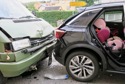 Update: Unfall auf Hauptstraße - Drei Verletzte nach Zusammenstoß zweier Autos in Raschau - Am Donnerstagabend kam es in Raschau zu einem Auffahrunfall. Foto: Niko Mutschmann