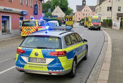 Update: Unfall auf Hauptstraße - Drei Verletzte nach Zusammenstoß zweier Autos in Raschau - Am Donnerstagabend kam es in Raschau zu einem Auffahrunfall. Foto: Niko Mutschmann